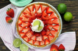 Пирог с клубникой и лаймом