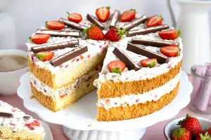 Торт с клубникой и шоколадной крошкой
