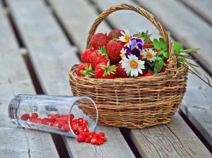 Ягоды в корзинке и цветы