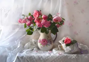 Розы, чашка, скатерть