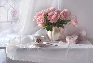 Розы, коробочка и чашка