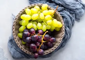 Зеленый и синий виноград