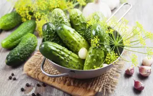 Огурцы, чеснок и перец