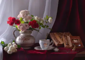 Цветы и книги с ракушками