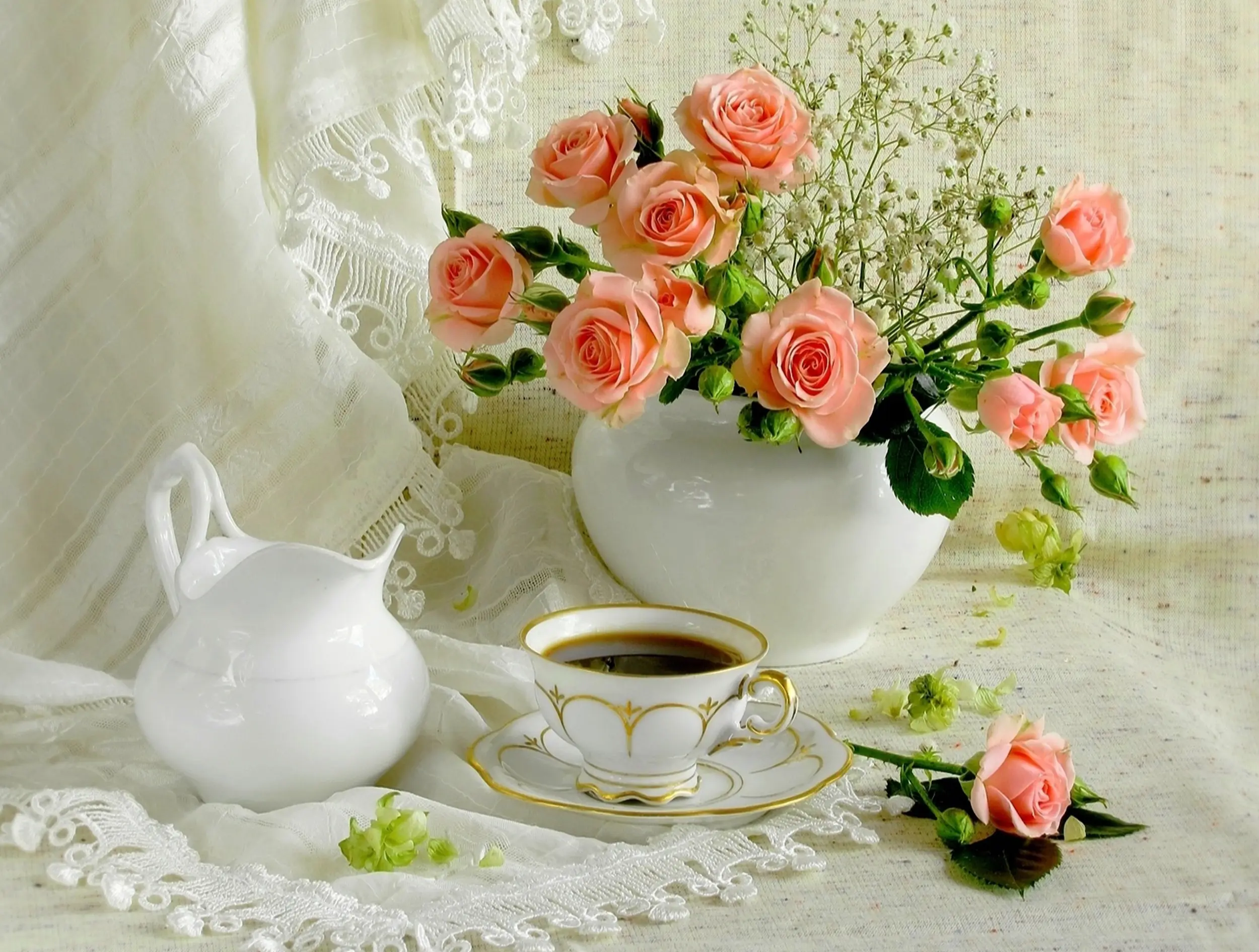 Розовые розы и кофе