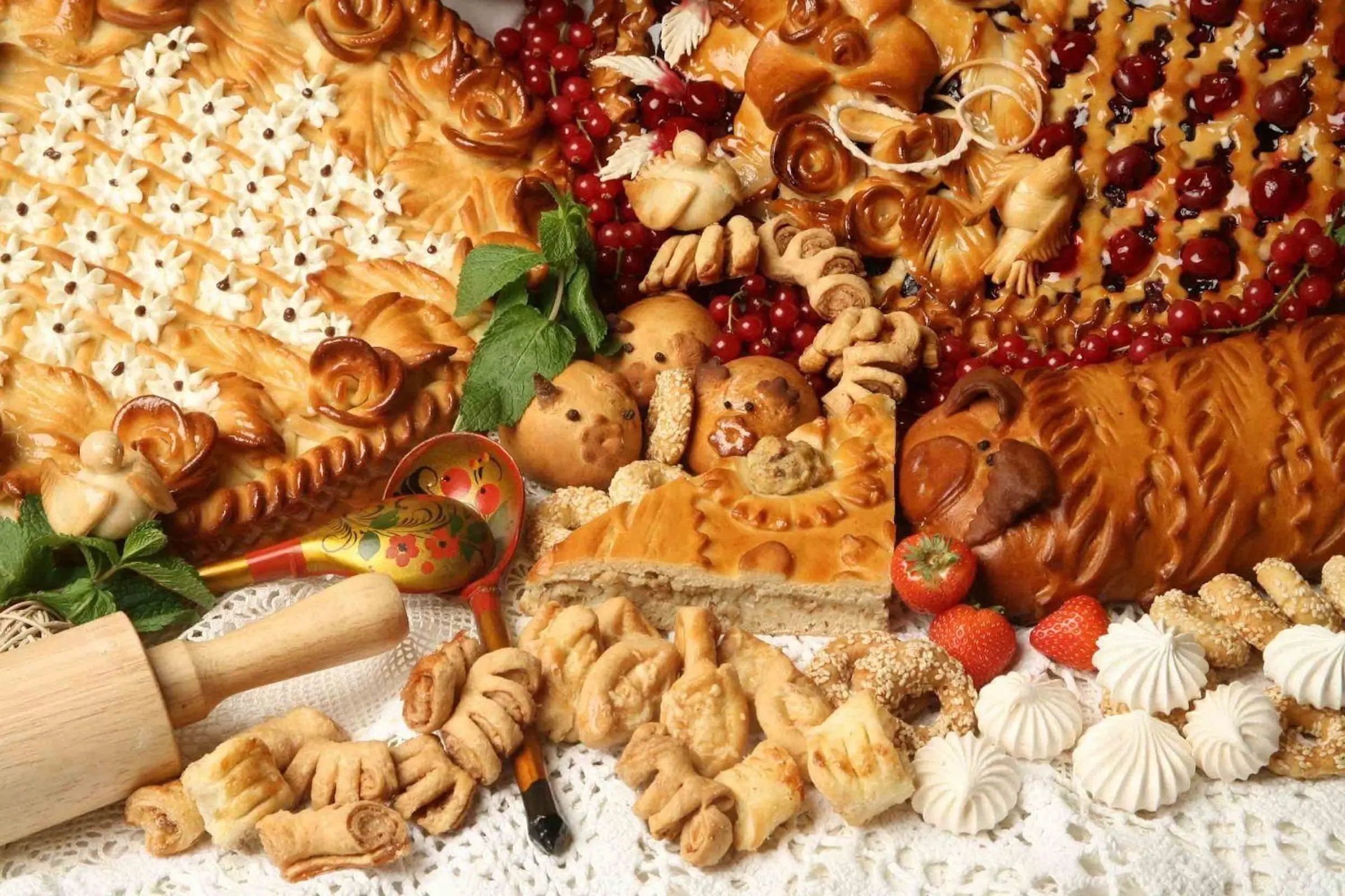 Сладкая выпечка и скалка
