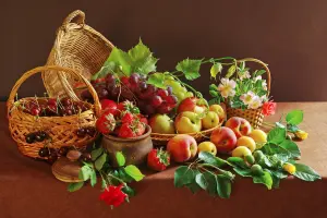 Корзинки с ягодами и цветами