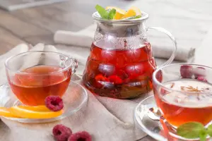 Чай с малиной и лимоном