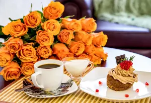 Розы, кофе и пирожное