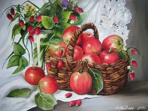 Яблоки в корзинке и земляника