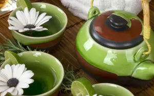 Зеленые чашки и чайник