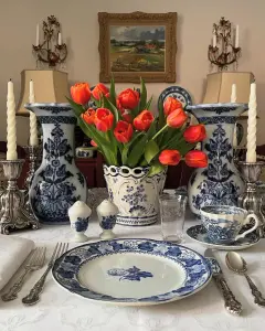Тюльпаны и посуда Гжель