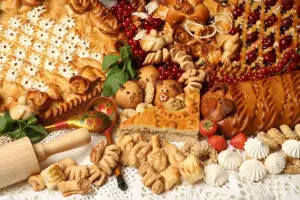 Сладкая выпечка и скалка