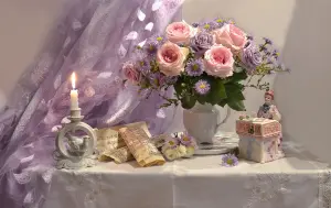 Розы, свеча и статуэтка