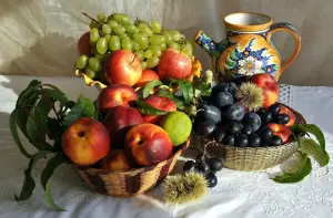 Нектарины, виноград, кувшин