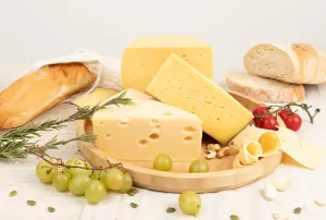 Сыр, багеты и виноград