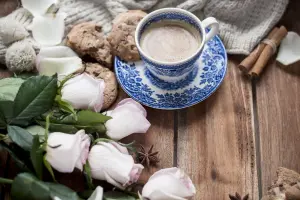 Капучино, печенье, розы