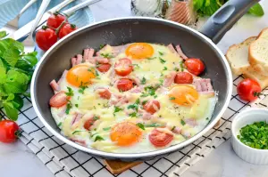 Яичница с колбасой и черри